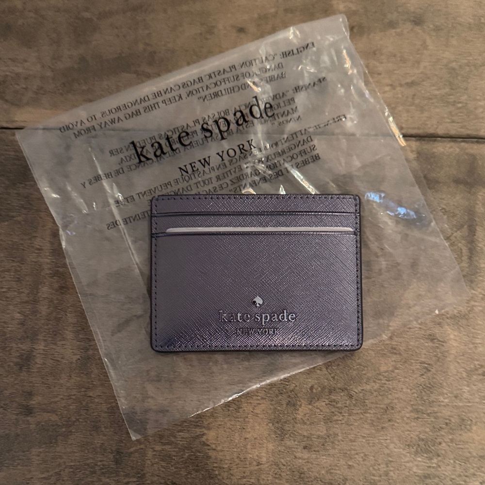 Kate Spade Lavender Card Holder
CLEANING OUT CLOSET!!! SEND ME YOUR BEST OFFER!!